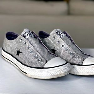 CONVERSE SILVER SLIP ONS SIZE 7.5